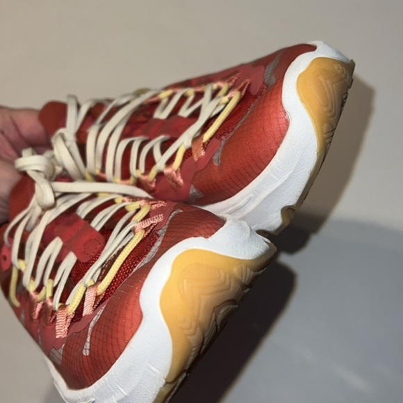 Sorel Kinetic Sneakers EUC 9 - Picture 6 of 17